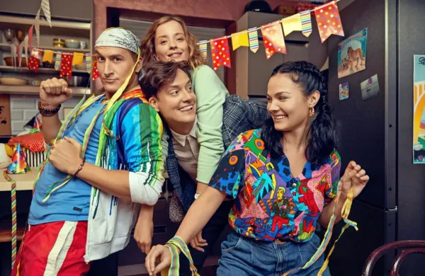 Vid Valič (z leve), brat Domen, Ajda Smrekar in Beti Strgar v novi 
seriji Vse punce mojga brata