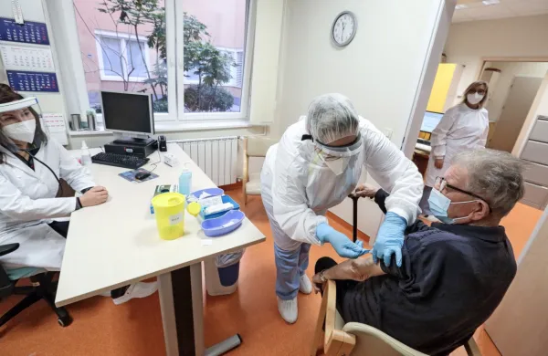 Okužba z virusom sars-covid-2 se je v Obalnem domu upokojencev razširila še preden je cepivo 
začelo delovati.