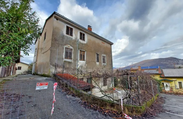 Dotrajano stavbo na Streliški bodo porušili, v novi bo enajst 
stanovanj in pet bivalnih enot. 