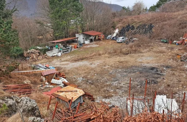V starem kamnolomu v Baču pri Materiji najemnik občinskega zemljišča odlaga različne vrste gradbenega in drugega  materiala, kar 
je pod lupo vzela okoljska inšpekcija.

