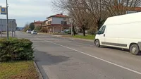 Na prehodu za pešce pri trgovini Eurospin je 36-letni voznik avtomobila včeraj zjutraj zbil 81-letno 
domačinko. V nesreči naj bi utrpela hujše poškodbe. 