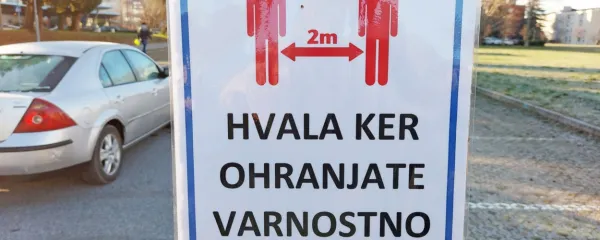 Table, ki   sporočajo, naj se drugemu ne približamo na več kot dva 
metra,  so v teh korona časih postale naše stalne spremljevalke.