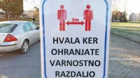 Table, ki   sporočajo, naj se drugemu ne približamo na več kot dva 
metra,  so v teh korona časih postale naše stalne spremljevalke.