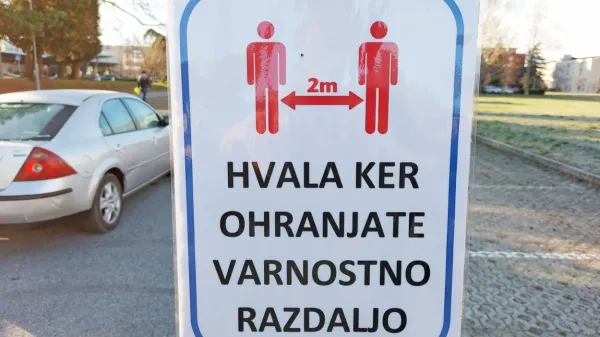 Table, ki   sporočajo, naj se drugemu ne približamo na več kot dva 
metra,  so v teh korona časih postale naše stalne spremljevalke.