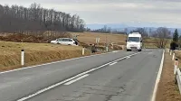 Bistriška občina bo do sredine marca obnovila odsek ceste (na 
fotografiji odcep levo) od Male Bukovice do odcepa na glavno 
cesto proti Jelšanam.