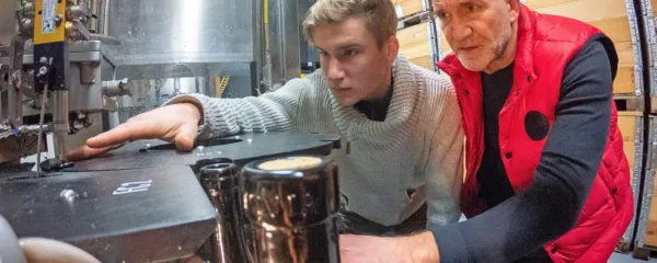 Aleš (desno) in Lan Kristančič sta pri svojem delu natančna in
stroje tudi prilagajata vizijam njihove ekspresije v vinu.