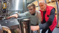 Aleš (desno) in Lan Kristančič sta pri svojem delu natančna in 
stroje tudi prilagajata vizijam njihove ekspresije v vinu. 