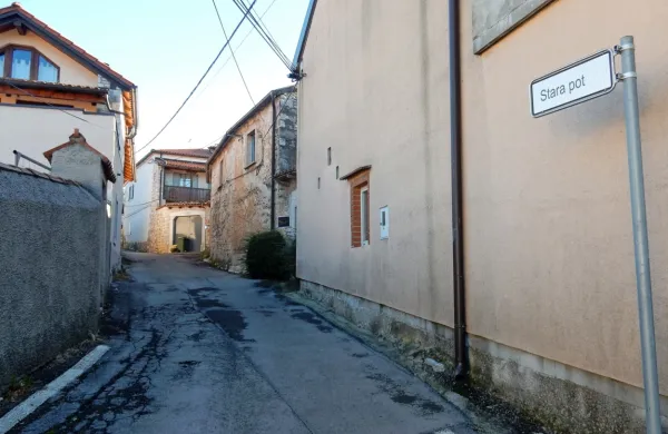 Fekalno in meteorno kanalizacijo, pa tudi vodovod in javno 
razsvetljavo, bodo dobili prebivalci severnega dela Stare vasi, 
priključili bodo 60 hiš. Pol milijona bo zagotovila občina, ostalo 
država.