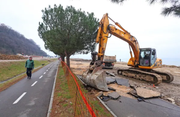 Pred dnevi so gradbinci začeli odstranjevati asfalt s pešpoti, a 
nekateri sprehajalci opozarjajo, da so pri tem neprevidni in rijejo 
preblizu dreves. 