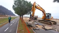 Pred dnevi so gradbinci začeli odstranjevati asfalt s pešpoti, a 
nekateri sprehajalci opozarjajo, da so pri tem neprevidni in rijejo 
preblizu dreves. 