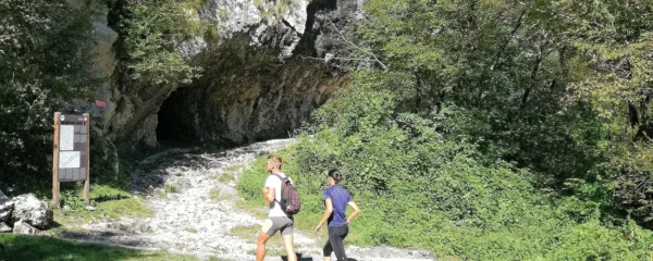 Juliana Trail poteka na Bovškem tudi mimo Trdnjave Kluže in 
bližnjih 70 metrov globokih korit reke Koritnice.