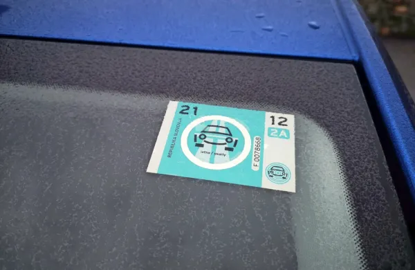 Od ponedeljka moramo imeti za vožnjo po avtocesti ali hitri cesti 
imeti nameščeno novo vinjeto modro-zelene barve.