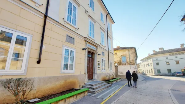 Fakulteta za vede o zdravju se seli v stavbo stare šole v Vipavi, kjer 
so prostori bistveno cenejši kot v Novi Gorici. 