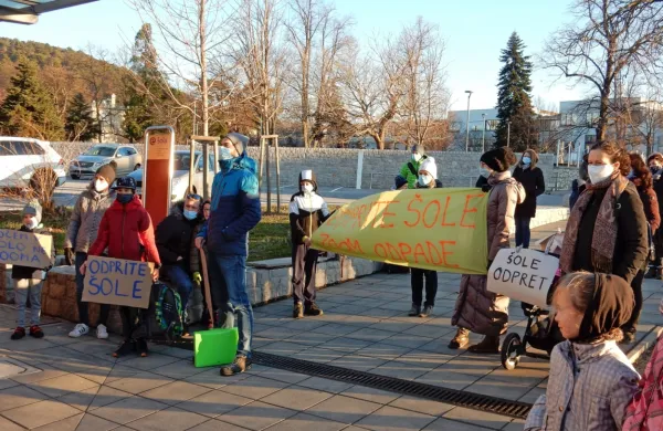 Nekaj otrok prvega triletja sežanske osnovne šole je skupaj s starši 
in starimi starši izrazilo nezadovoljstvo z vladno odločitvijo, da 
morajo po štirih dneh pouka v šoli spet sesti pred računalnike.