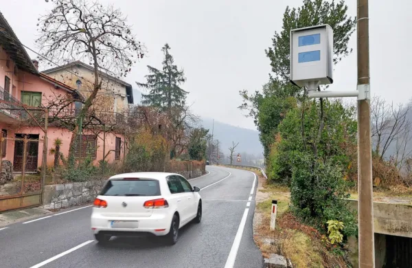Doslej sta ob glavni cesti v Plavah (na fotografiji) in v Ročinju na prekoračitve hitrosti opozarjali 
digitalni tabli “vi vozite”, poslej bodo “prehitri” kaznovani. 