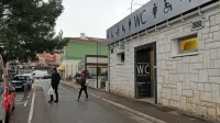 Izolske javne sanitarije, ki so jih uredili pred osmimi  leti in so jih   
uporabljali tudi gostje bližnje okrepčevalnice Pri Perotu, so že 
približno  tri mesece  zaprte.  