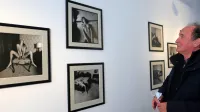 Jaka Jeraša ob fotografijah ženskih aktov, ki jih je sam razvil leta 1985 in so edini  v tedanjih okvirjih. 