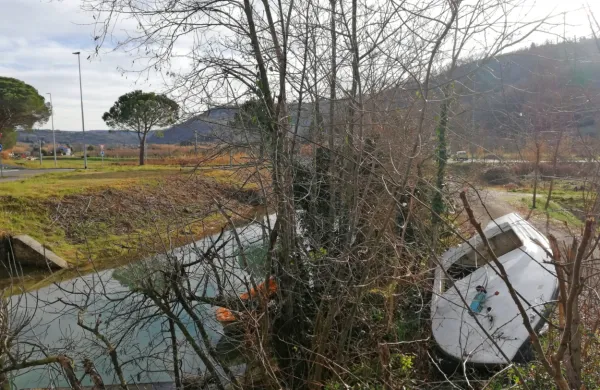 S privezi na desni strani regionalne ceste (gledano iz piranske 
smeri) nihče ne upravlja. Za razliko od tistih nasproti kampa jih 
najverjetneje uporabljajo  domačini. 