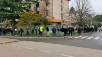 Okrog 16. ure so redarji prešteli čakajoče v vrsti in prijazno 
odslovili tiste, za katere je hitrih testov zmanjkalo.