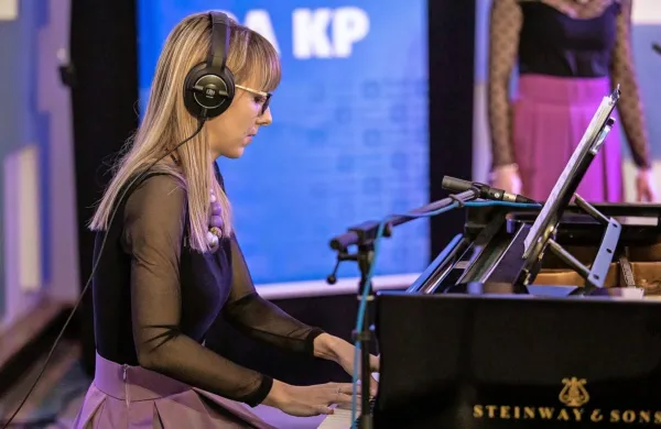 Andreja Tomažič Hrvatin med edinim nastopom. Na božični večer 
je s skupino Karina nastopala na koncertu v živo na Radiu 
Koper. 