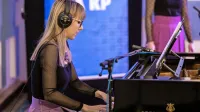 Andreja Tomažič Hrvatin med edinim nastopom. Na božični večer 
je s skupino Karina nastopala na koncertu v živo na Radiu 
Koper. 