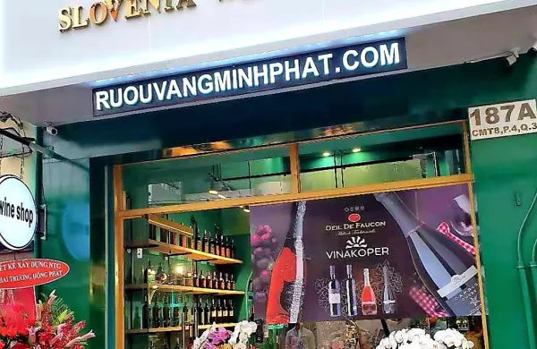 Nedavno so v največjem vietnamskem mestu Hošiminh, ki ima 
približno sedem milijonov prebivalcev, odprli vinoteko z vini 
izključno iz koprske kleti.