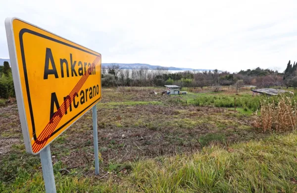Jože Šircelj iz družbe SHP-Istra je prejšnji teden z županom 
Gregorjem Strmčnikom podpisal kupoprodajno pogodbo in bo 
občini prodal svoji dve parceli. 