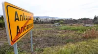 Jože Šircelj iz družbe SHP-Istra je prejšnji teden z županom 
Gregorjem Strmčnikom podpisal kupoprodajno pogodbo in bo 
občini prodal svoji dve parceli. 