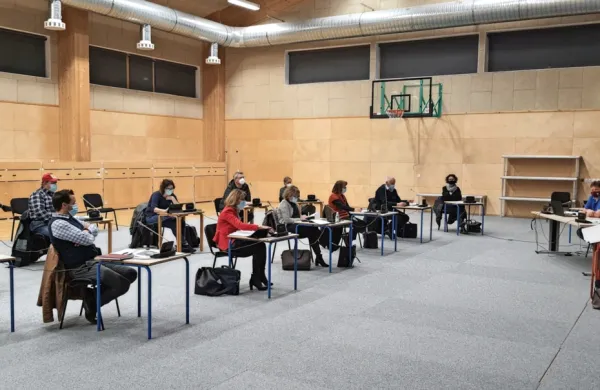 Divaški občinski svetniki so na seji v Senožečah potrdili letošnji proračun, čeprav so nekateri svetniki glasovali proti.  