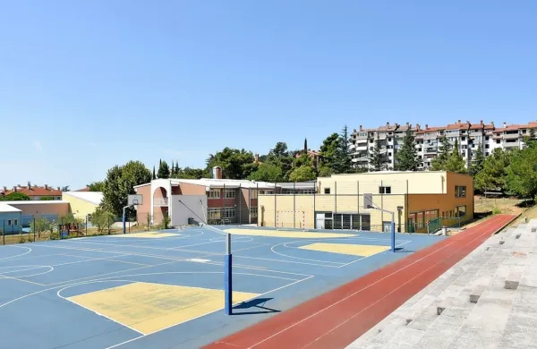 Tudi na OŠ Ankaran si želijo čim prejšnjega običajnega utripa na 
šoli in ob njej.  