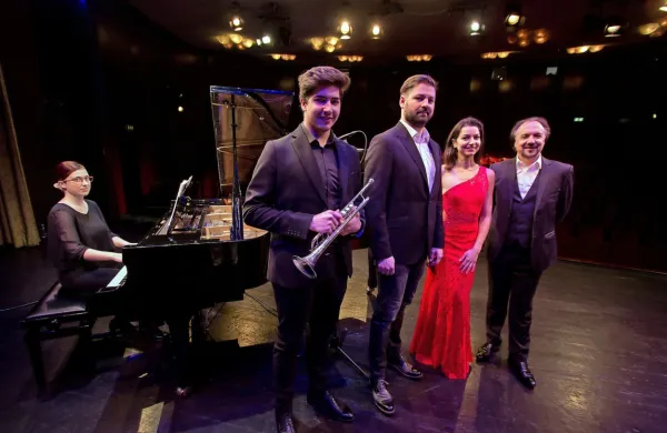 Pod taktirko dirigentke in pianistke Mojce Lavrenčič in  trobentača Jona Ana Herliča pojejo baritonist 
Jure Počkaj (v sredi), italijanski basist Alessandro Svab in ruska mezzosopranistka Lilia Kolosova.  