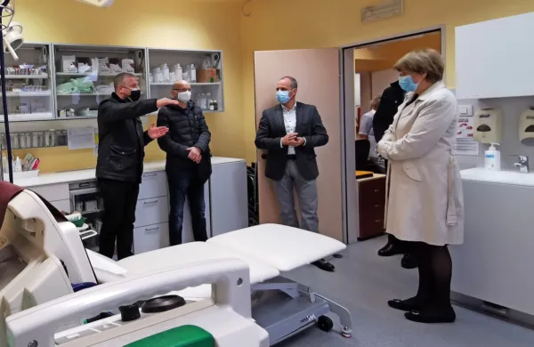 Direktor ZD Tolmin dr. Gaudencio Lucas Triep (levo)   državni 
sekretarki Mariji Magajne (desno) pojasnjuje potrebe po vzpostavitvi satelitskega urgentnega centra.