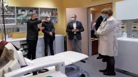 Direktor ZD Tolmin dr. Gaudencio Lucas Triep (levo)   državni 
sekretarki Mariji Magajne (desno) pojasnjuje potrebe po vzpostavitvi satelitskega urgentnega centra.