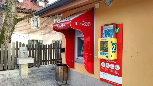 Le na avtobusni postaji na Trnovem je v omarici ostal pravi 
defibrilator.