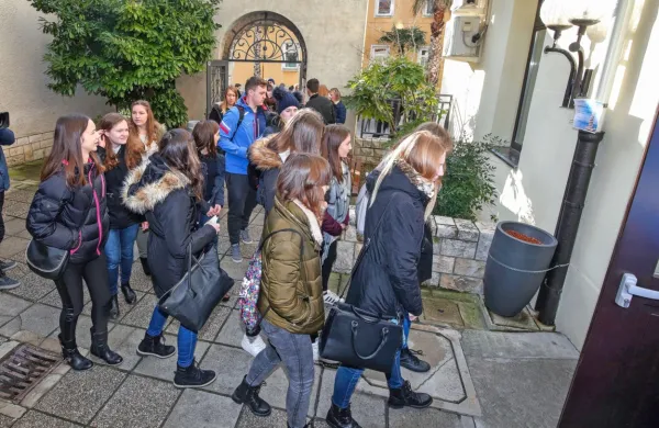 Tako živo je bilo na informativnih dnevih na pedagoški fakulteti  v 
Kopru v prejšnjih letih,  letos  pa bodo dnevi, ko se mladi odločajo 
o svoji prihodnosti, virtualni. 