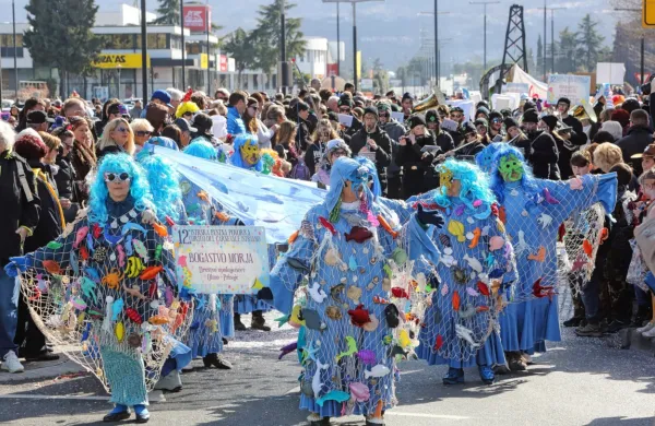 Lani je na tradicionalnem pustnem sprevodu v Kopru sodelovalo 
več kot 700 pustnih šem.