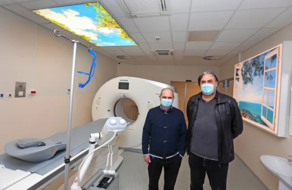 (Z leve) Radivoj Nardin in Branko Cvetičanin ob najboljšem   
aparatu za računalniško tomografijo z dvema cevema, ki ga bodo 
uporabljali za slikanje žil in srca ter v raziskovalne namene. Nad 
njima  je virtualno nebo, ob njiju virtualno okno.  