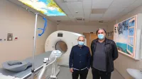 (Z leve) Radivoj Nardin in Branko Cvetičanin ob najboljšem   
aparatu za računalniško tomografijo z dvema cevema, ki ga bodo 
uporabljali za slikanje žil in srca ter v raziskovalne namene. Nad 
njima  je virtualno nebo, ob njiju virtualno okno.  