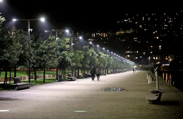 Policijska ura od 21. ure ostaja v veljavi.