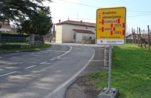 Table ob cesti v Dutovljah že obveščajo voznike, da bo tu do aprila 
gradbišče. 