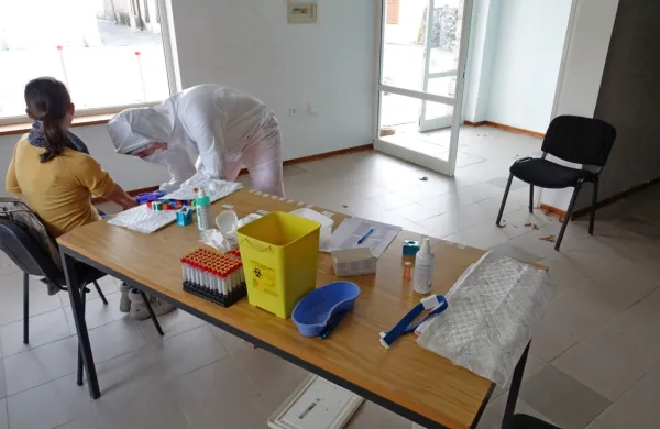 Hitro testiranje ne bo več obvezno za tiste, ki so preboleli covid ali 
se cepili.