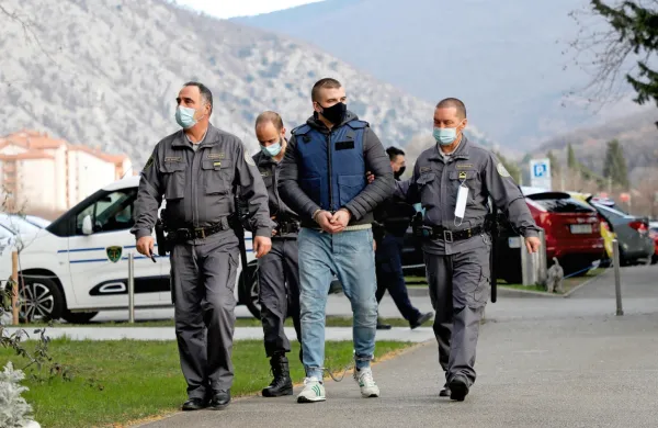 Jasmin Suljić (v sredini) je zaradi umora v Bovcu včeraj znova 
sedel na zatožno klop novogoriškega sodišča.