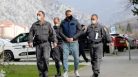 Jasmin Suljić (v sredini) je zaradi umora v Bovcu včeraj znova 
sedel na zatožno klop novogoriškega sodišča.