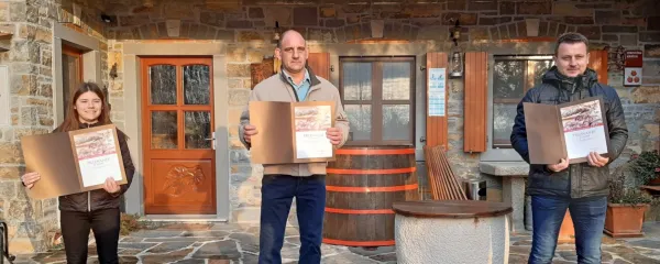 Po priznanja za najboljše klobase so na Puče prišli (z leve) za  drugouvrščenega Sebastjana Šuberja njegova nečakinja Gaja 
Ambrožič, šampion Kristjan Veškovo in tretjeuvrščeni Primož Delošto.