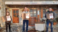 Po priznanja za najboljše klobase so na Puče prišli (z leve) za  drugouvrščenega Sebastjana Šuberja njegova nečakinja Gaja 
Ambrožič, šampion Kristjan Veškovo in tretjeuvrščeni Primož Delošto.