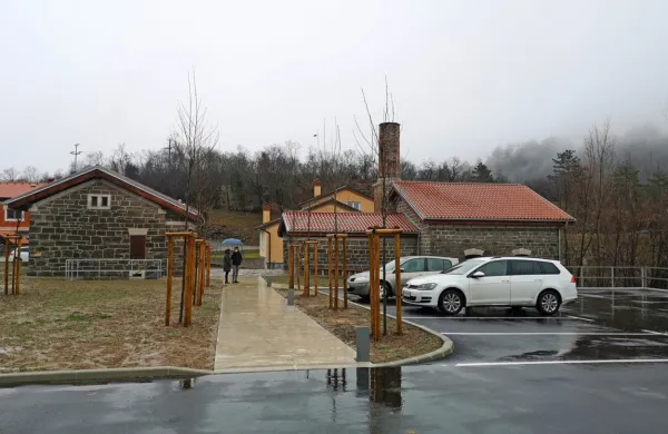 Občina je obnovila stavbi črpalke in čuvajnice, ob njiju pa uredila parkirišče in okolico.