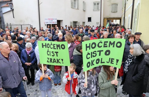 Pred letom dni se je v Kanalu  zgodil celo protest proti sosežanju odpadkov v anhovski cementarni. Ampak velikih premikov do danes ni.  