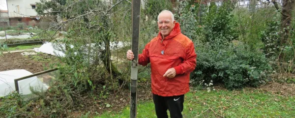 Peter Žigon še hrani smuči,  izdelane zanj leta 1958 v solkanski delavnici Bone  - 
Srebrnič. Na Bovškem  so bile naslednjih šest let  njegove nepogrešljive 
spremljevalke. 

 