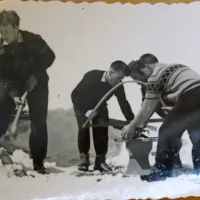K pripravam na prvomajski veleslalom 1961 na Kaninu je sodilo tudi žaganje drv za ogrevanje  stare koče Petra Skalarja.