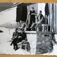 Redna postaja Petra Žigona, njegovih tečajnikov in smučarskih 
navdušencev je bila   v šestdesetih letih prejšnjega stoletja tudi 
koča na Mangartskem sedlu.
